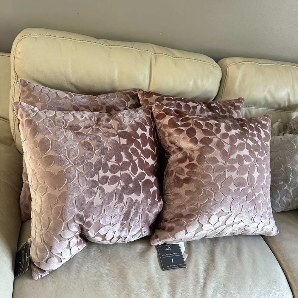 2 pillows - Picture 3 of 8